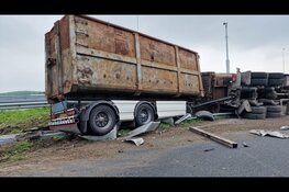 Vrachtwagen gekanteld op Coenplein