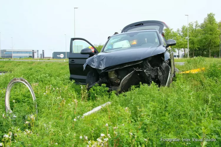 Automobilist rijdt tegen lantaarnpaal A5