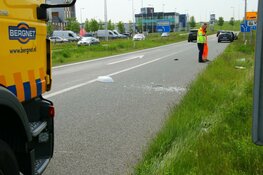 Automobilist rijdt tegen lantaarnpaal A5