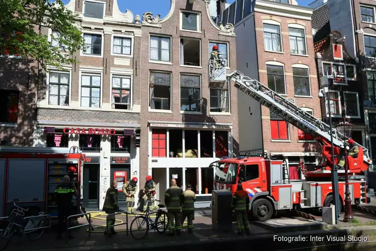 Brand in bovenverdieping van prostitutieramen op de Wallen