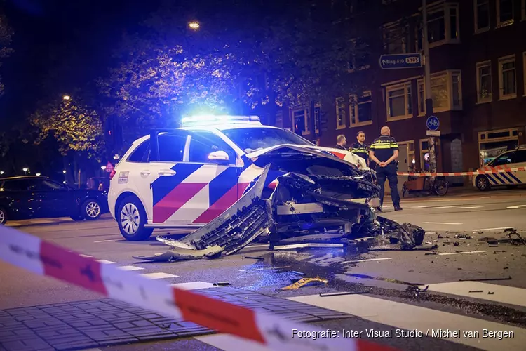Politiewagen total loss na ongeval in Amsterdam