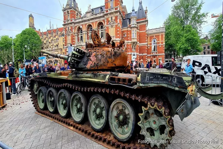 Vernietigde Russische tank tentoongesteld op het Leidseplein