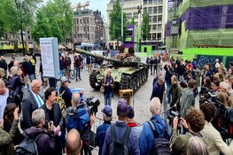 Vernietigde Russische tank tentoongesteld op het Leidseplein