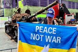 Vernietigde Russische tank tentoongesteld op het Leidseplein