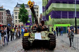 Vernietigde Russische tank tentoongesteld op het Leidseplein