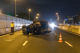 Auto op de kop bij ongeval op A9 bij Amstelveen
