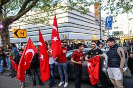Overwinning Erdogan flink gevierd in Amsterdam. Burgemeester De Vlugtlaan inmiddels afgesloten