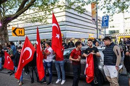 Overwinning Erdogan flink gevierd in Amsterdam. Burgemeester De Vlugtlaan inmiddels afgesloten