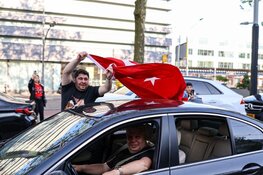 Overwinning Erdogan flink gevierd in Amsterdam. Burgemeester De Vlugtlaan inmiddels afgesloten