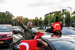 Overwinning Erdogan flink gevierd in Amsterdam. Burgemeester De Vlugtlaan inmiddels afgesloten