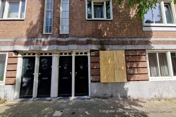 Brandbare vloeistof en raam ingegooid in Waverstraat