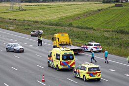 Auto raakt van de weg na botsing bij Muiderberg