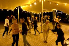 Buiten dansen in de Tolhuistuin
