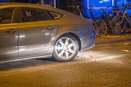 Automobilist niet aanspreekbaar na botsing met geparkeerde auto