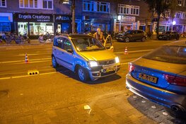 Automobilist niet aanspreekbaar na botsing met geparkeerde auto
