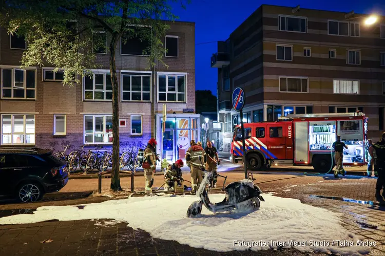 Scooter uitgebrand in Amsterdam Oud-West