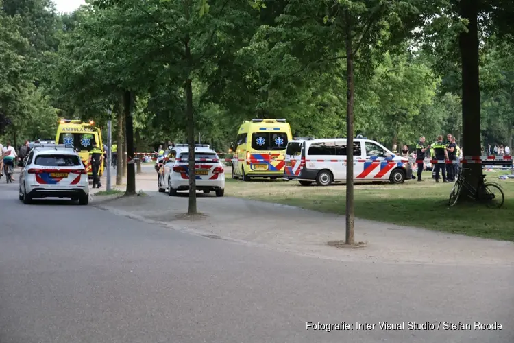 Man in rug gestoken in Vondelpark