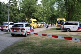 Man in rug gestoken in Vondelpark