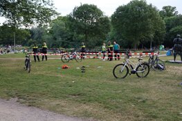Man in rug gestoken in Vondelpark