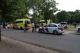 Man in rug gestoken in Vondelpark