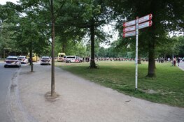 Man in rug gestoken in Vondelpark