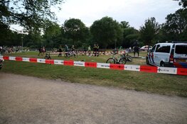 Man in rug gestoken in Vondelpark
