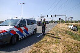 Automobilist raakt van de weg door "tik" van andere auto in Muiden