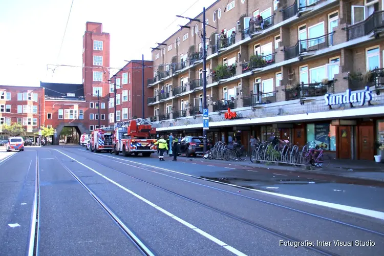 Brand in woning Mercatorplein, bewoners vluchten dakterras op