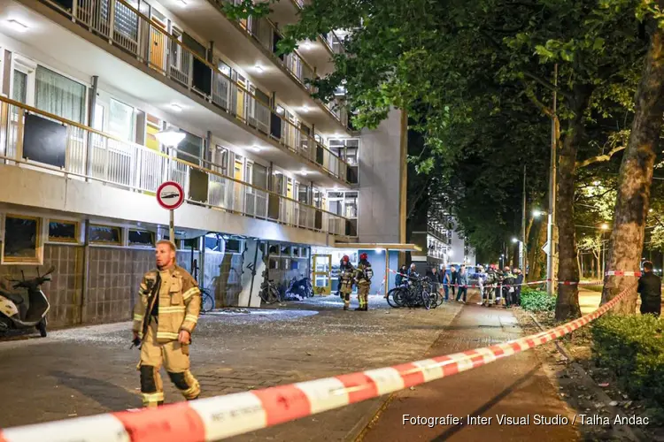 Explosie bij flat Amsterdam Nieuw-West, bewoners op straat