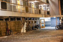 Explosie bij flat Amsterdam Nieuw-West, bewoners op straat