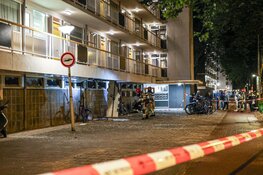Explosie bij flat Amsterdam Nieuw-West, bewoners op straat
