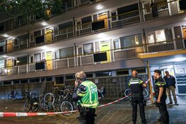 Explosie bij flat Amsterdam Nieuw-West, bewoners op straat