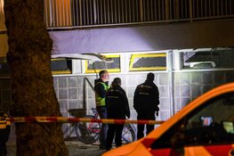 Explosie bij flat Amsterdam Nieuw-West, bewoners op straat