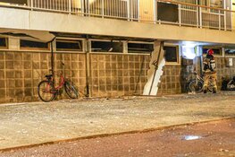 Explosie bij flat Amsterdam Nieuw-West, bewoners op straat