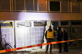 Explosie bij flat Amsterdam Nieuw-West, bewoners op straat