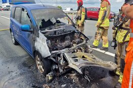 Auto vliegt in brand op A8 bij Oostzaan