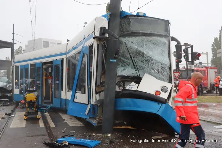 Tram ontspoort door storm in Amsterdam