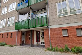 Vernietigende explosie laat brievenbussen van portiekflat in Nieuw-West in puin achter