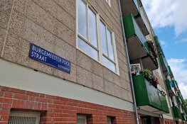 Vernietigende explosie laat brievenbussen van portiekflat in Nieuw-West in puin achter