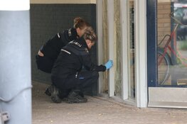 Portiek beschadigd bij explosie Charlotte Brontestraat in Amsterdam