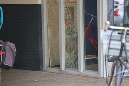 Portiek beschadigd bij explosie Charlotte Brontestraat in Amsterdam