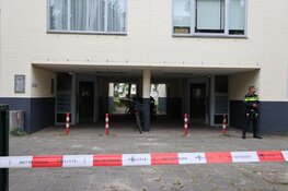 Portiek beschadigd bij explosie Charlotte Brontestraat in Amsterdam