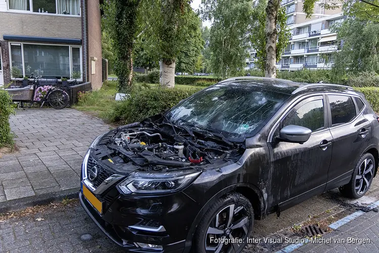 Voertuig in brand door explosief; Diemen