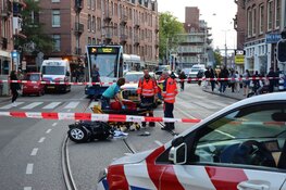 Botsing tussen fietser en scooterrijder in Amsterdam