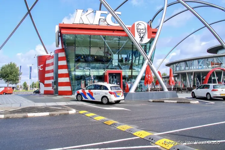 Getuigen gezocht: poging gewapende overval op een fastfoodrestaurant; Amsterdam-Zuidoost