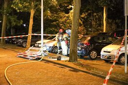 Auto in brand voor flat in Diemen