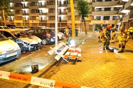 Auto in brand voor flat in Diemen