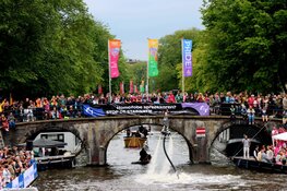 Weersvoorspellingen kunnen pret niet drukken op Pride Amsterdam (fotoalbum)