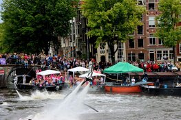 Weersvoorspellingen kunnen pret niet drukken op Pride Amsterdam (fotoalbum)