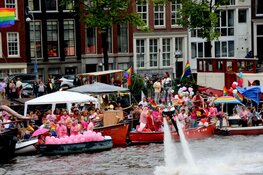 Weersvoorspellingen kunnen pret niet drukken op Pride Amsterdam (fotoalbum)